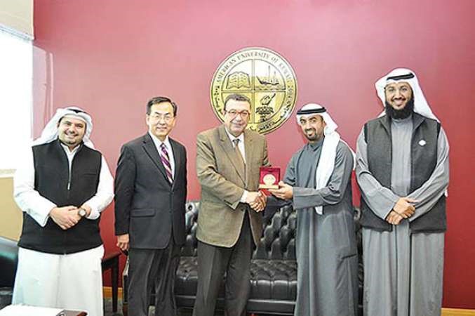 رئيس الجامعة وعميد كلية ادارة الاعمال والاقتصاد مع اعضاء مجلس الامناء خلال توقيع مذكرة التفاهم﻿