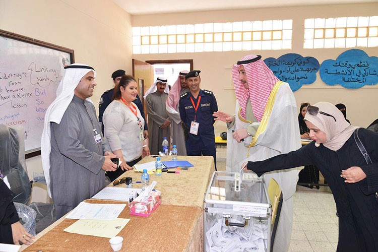 محافظ الفروانية تفقد اللجان الانتخابية في خيطان 