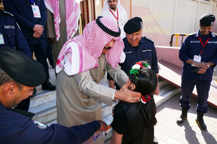نائب رئيس مجلس الوزراء ووزير الداخلية الشيخ محمد الخالد خلال جولته على المراكز الانتخابية