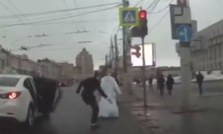 بالفيديو.. عروس تتشاجر مع عريسها في الزفاف