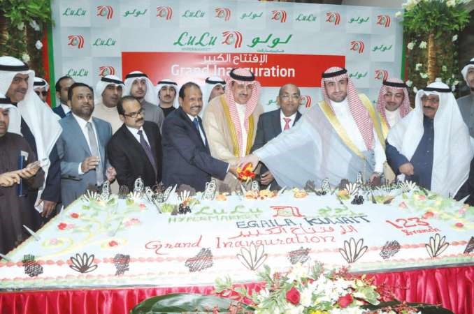قطع كيكة الحفل ابتهاجا بالمناسبة السعيدة﻿