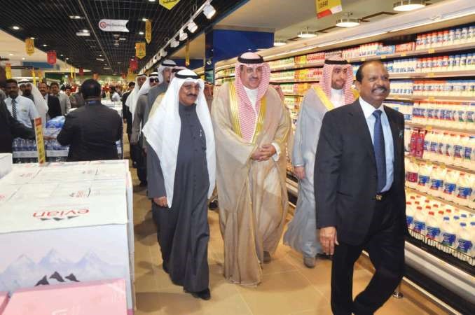 الشيخ عبدالله المالك ودبراك النون حضرا حفل الافتتاح وشاركا في جولة على اقسام لولو المتنوعة﻿