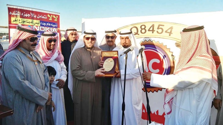 مدير نادي باسل الصباح سيف المطيري يتسلم درعا تذكارية من المشاركين 