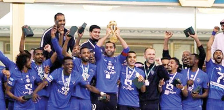 ياسر القحطاني رافعا كاس البطولة