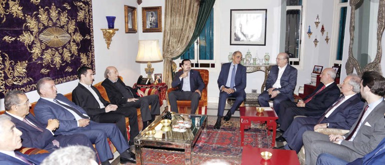 رئيس اللقاء الديموقراطي النائب وليد جنبلاط مستقبلا رئيس تيار المستقبل الرئيس سعد الحريري في دارته في كليمنصو مساء امس الاول محمود الطويل