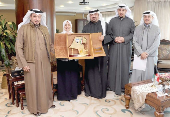 وزيرة الشؤون الاجتماعية والعمل ووزيرة الدولة لشؤون التخطيط والتنمية هند الصبيح خلال اجتماعها مع رئيس واعضاء جمعية العلاقات العامة الكويتية