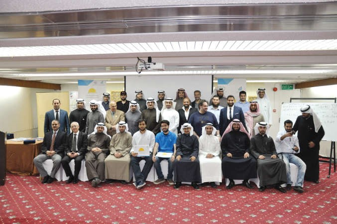 المنظمون مع عدد من المشاركين بالمبادرة وهيئة التدريس﻿
