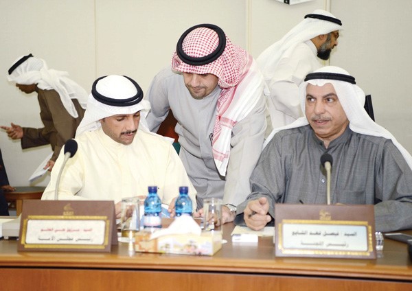 رئيس مجلس الامة مرزوق الغانم في حديث مع انس الصالح بحضور فيصل الشايع