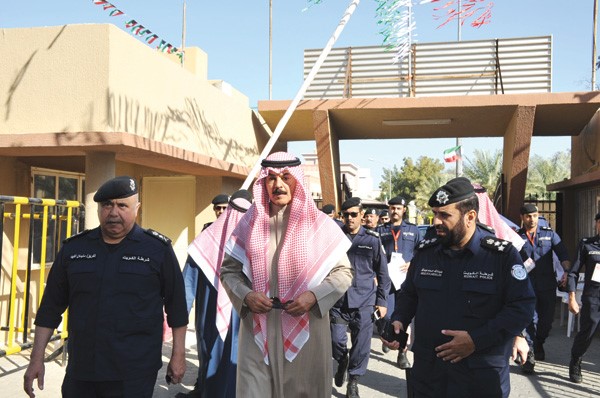 نائب رئيس الوزراء ووزير الداخلية الشيخ محمد الخالد والوكيل الفريق سليمان الفهد في جولة على اللجان الانتخابية
