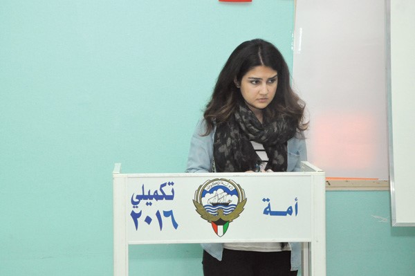 مواطنة تدلي بصوتها في تكميلية الثالثة	احمد علي