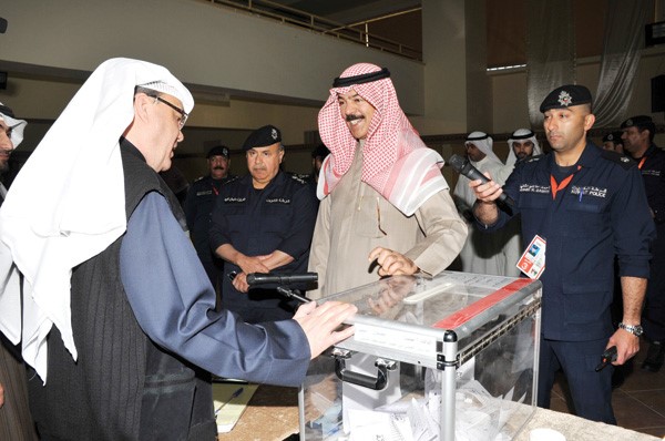 نائب رئيس مجلس الوزراء ووزير الداخلية الشيخ محمد الخالد خلال تفقده احد المراكز الانتخابية امسريليش كومار