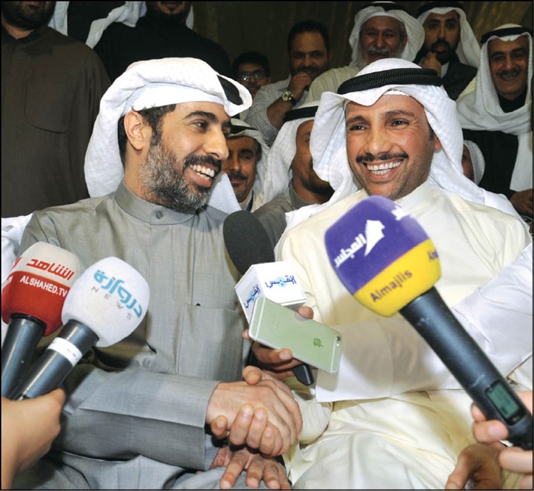 رئيس مجلس الامة مرزوق الغانم مصافحا النائب علي الخميس بعد فوزه بالانتخابات