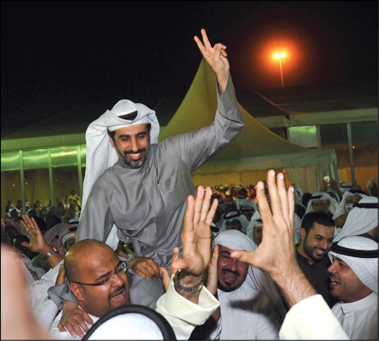 النائب علي الخميس محمولا على الاكتاف من قبل ناخبيهقاسم باشا