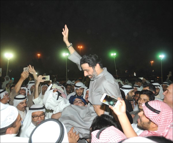 النائب علي الخميس محمولا على الاكتاف بعد ظهور نتيجة فوزه بالانتخابات التكميلية في الدائرة الثالثة 	قاسم باشا