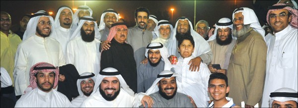 الخميس متوسطا مؤيديه ومحبيه