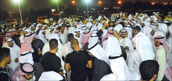 جموع الناخبين في مقر النائب علي الخميس