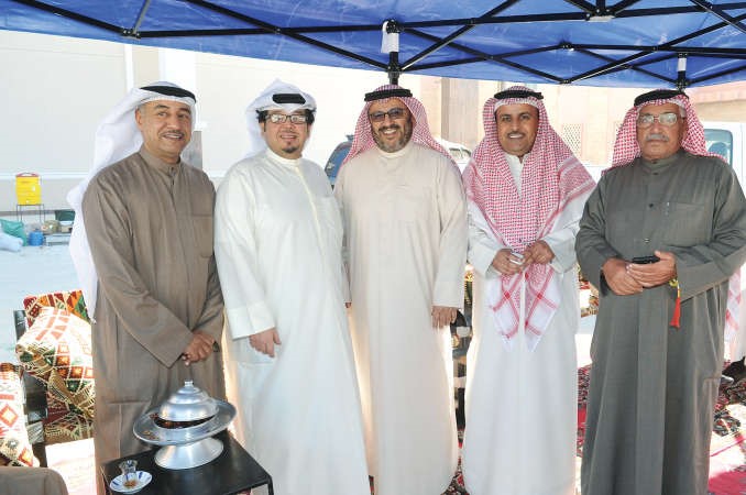 المرشح فهد الشريعان متوسطا بعض الناخبين﻿