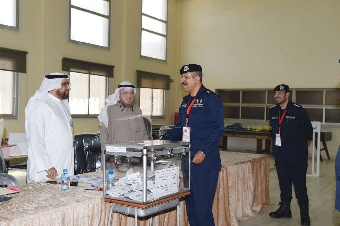 اللواء الشيخ فيصل النواف في جولة على احدى اللجان﻿