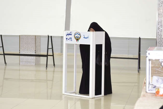 ناخبة تدلي بصوتها﻿