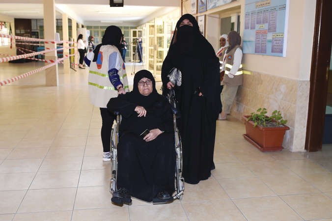 ناخبة كبيرة في السن حرصت على الادلاء بصوتها﻿