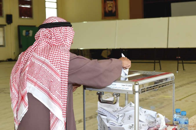 احد كبار السن يدلي بصوته﻿