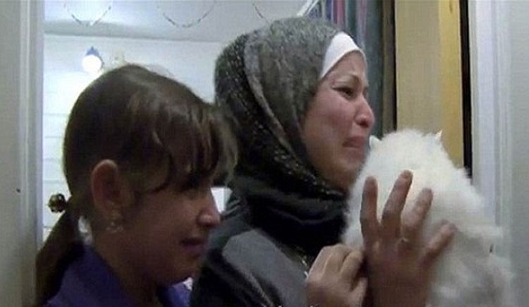 بالفيديو.. عائلة لاجئين عراقيين تبكي تأثرا بعودة هر ضاع منها