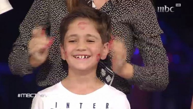 بالصور.. نانسي عجرم تطبع شفاهها على مشترك "The Voice Kids"