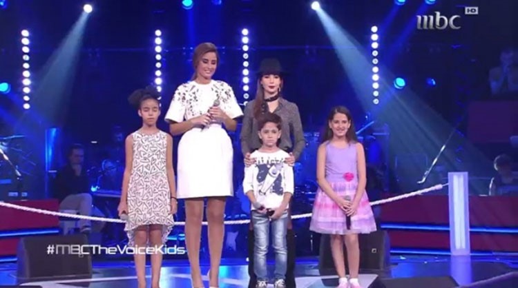 بالصور.. نانسي عجرم تطبع شفاهها على مشترك "The Voice Kids"