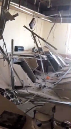 السقف الذي سقط على مكاتب الموظفين 