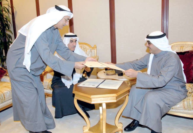 الشيخ احمد مشعل الاحمد ودحسين الانصاري خلال توقيع الاتفاقية﻿