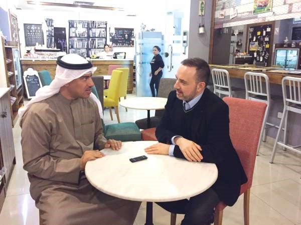 السفير الفرنسي كريستيان نخلة متحدثا للزميل محمد الخالدي احمد علي 