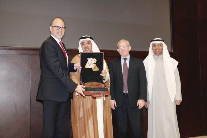 فيصل المتلقم يقدم درعا تكريمية الى السفير دوغلاس سيليمان بحضور ادوارد غنيم﻿