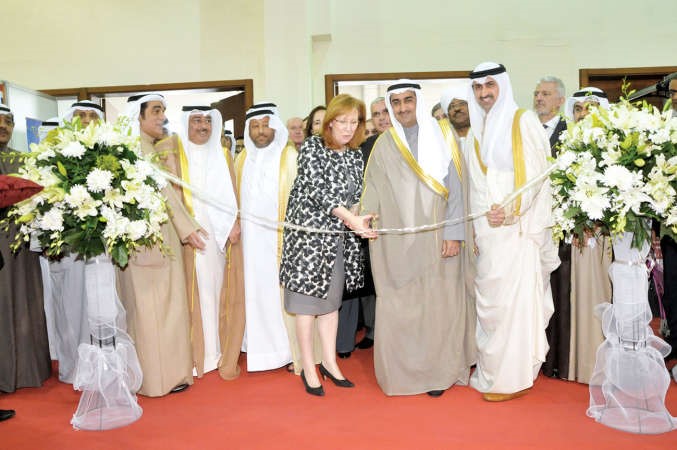 وزير التجارة ديوسف العلي خلال قص شريط افتتاح معرض الكويت التجاريبحضور الشيخ نمر الصباح
وخالد الشمالي وعماد تيفوني 						احمد علي﻿