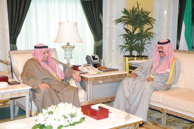سمو ولي العهد الشيخ نواف الاحمد مستقبلا الشيخ خالد الجراح 
