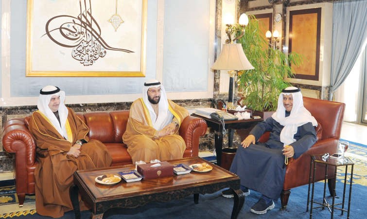 سمو رئيس الوزراء الشيخ جابر المبارك مستقبلا د علي العمير وفيصل الحساوي