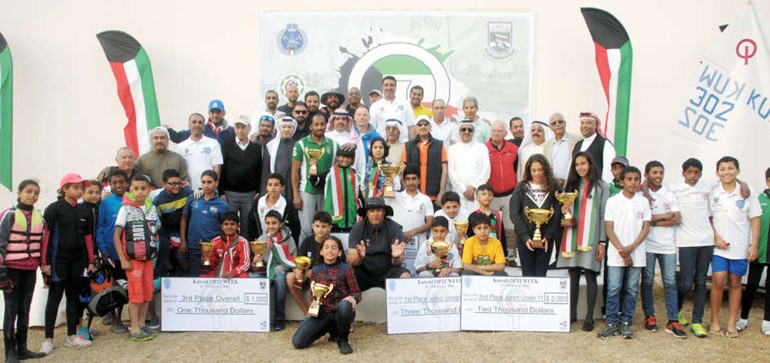 الفائزون والمشاركون على منصة التتويج ﻿