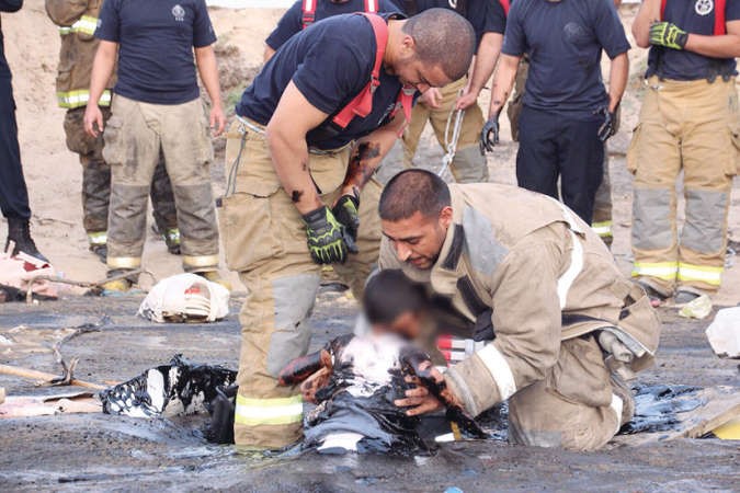 رجال اطفاء مركز المواد الخطرة ينقذون الطفل من الحفرة﻿