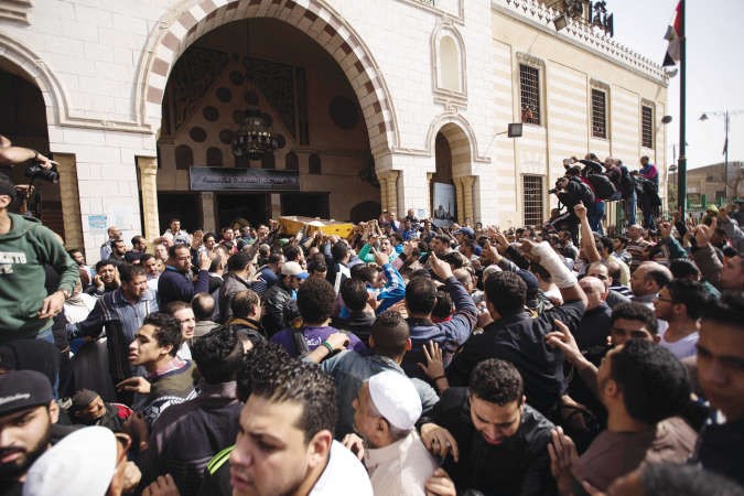 جثمان سائق الدرب الاحمر اثناء خروجه من مسجد السيدة نفيسة عقب الحادث الذي كشف وجه النقص في تصرفات عدد من امناء الشرطة افپ
