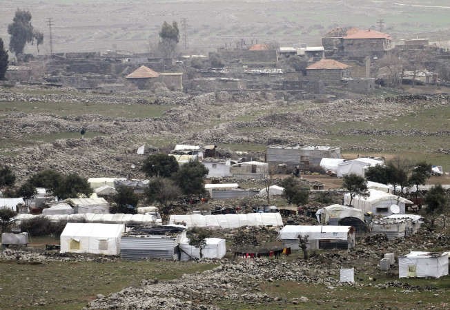 صورة ماخوذة من الجولان السوري المحتل لخيام اللاجئين في قرية البريقة في القسم السوري من الهضبة افپ