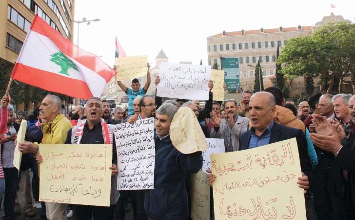 ناشطو حملة بدنا نحاسب يتظاهرون امام السراي الحكومي احتجاجا علىطمر النفاياتمحمود الطويل ﻿