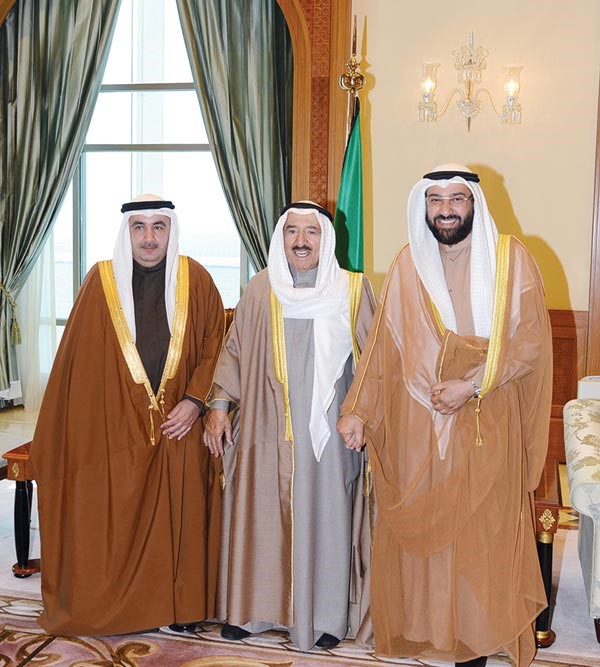 صاحب السمو الامير الشيخ صباح الاحمد مستقبلا د علي العمير وفيصل الحساوي