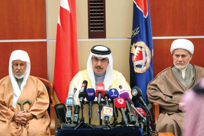 وزير الداخلية البحريني الفريق الركن الشيخ راشد بن عبدالله ال خليفة خلال لقائه نخبة من علماء الدين وممثلي المجتمع المدني في المنامة بنا