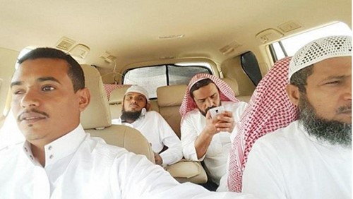 شاهد.. "سيلفي وداعية" لـ 4 معلمين قبل وفاتهم تفحماً في حادث مروري في السعودية 