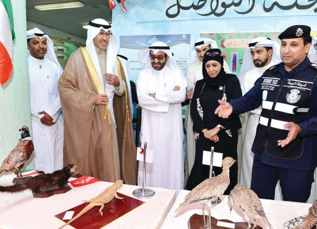 الشيخ فواز الخالد متحدثا مع ممثل شرطة البيئة﻿