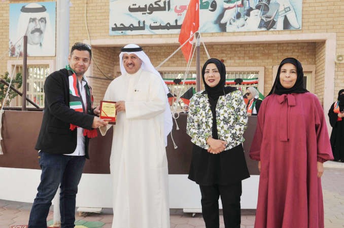 تكريم احد الطلبة المشاركين﻿