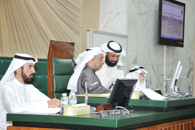 حديث بين مهلهل الخالد ومانع العجمي ويبدو م عبدالله عمادي 