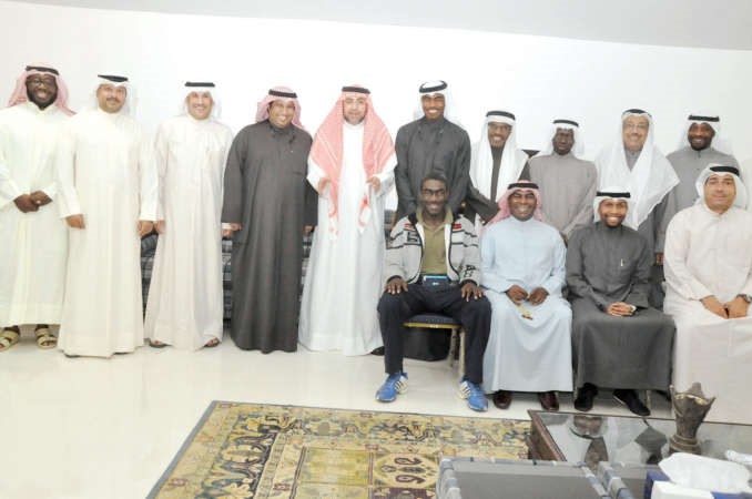 صلاح المرزوق متوسطا الحضور خلال حفل العشاء ويبدو الشيخ عبدالله المالك والحميدي السبيعي	 احمد علي﻿