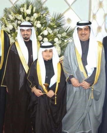 خالد العتيبي مع ولديه المعرس مشعل وعبدالله﻿