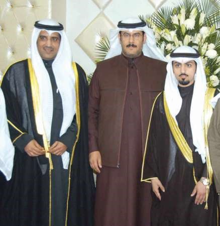 العميد ذعار نايف وعبدالله شجاع يهنئان المعرس مشعل العتيبي﻿