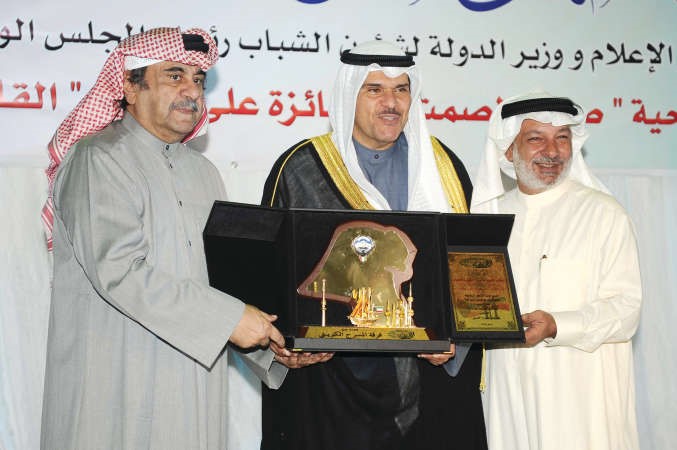 نقيب الفنانين عبدالحسين عبدالرضا مكرما وزير الاعلام بحضور احمدالسلمان﻿